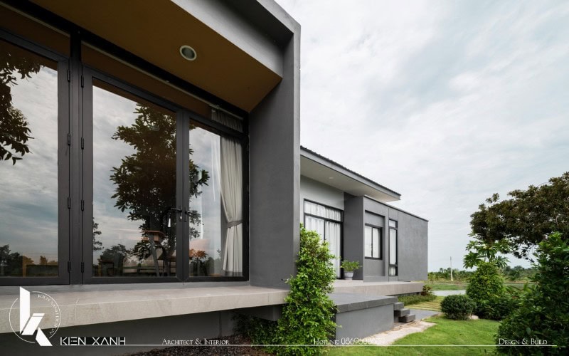 Hệ thống cửa kính lớn tận dụng tối ưu ánh sáng tự nhiên cho căn nhà