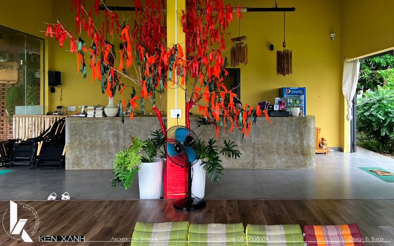 Quầy order và pha chế nằm dọc lối đi vào quán