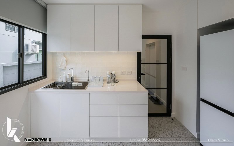 Khu vực bếp với nội thất tối giản nhưng vẫn bảo đảm tiện nghi
