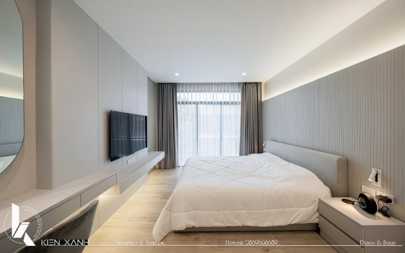 Phòng ngủ Master rộng rãi với ban công đón ánh sáng tự nhiên