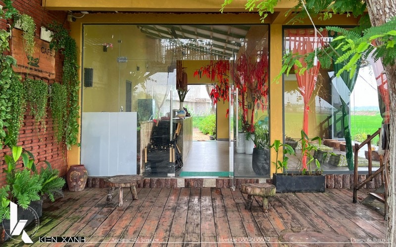 Thiết kế cửa kính phân chia không gian máy lạnh trong nhà và khu vực ngồi ngoài trời