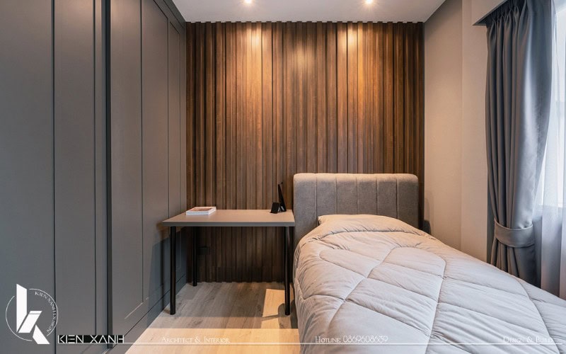 Phòng ngủ nhỏ với ốp gỗ đầu giường tạo điểm nhấn cho không gian