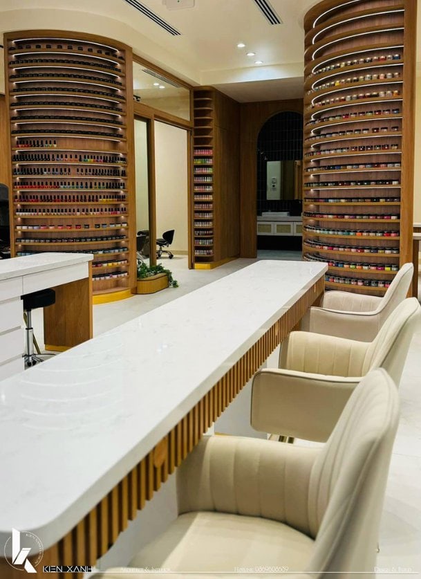 Sự kết hợp giữa đèn led âm trần và việc phối màu hài hòa gây thu hút cho khách hàng từ khi bước vào