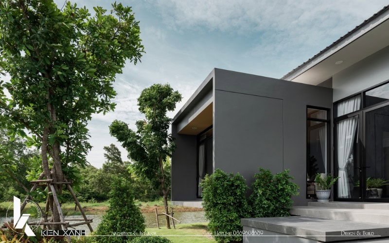 Ngoài ra bố trí cây xanh phong phú xung quanh ngôi nhà càng làm không gian thêm trong lành, thư giãn