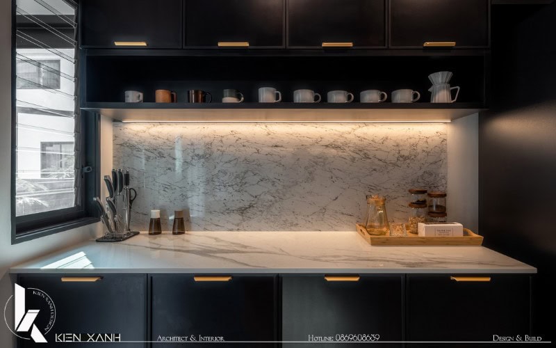 Khu bếp được trang bị đầy đủ các thiết bị hiện đại cùng hệ tủ bếp cao cấp