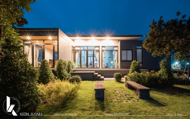 Không gian ngoài trời buổi tối với hệ thống đèn chiếu sáng thông minh