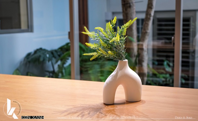 Không gian trong và ngoài nhà đều được trang trí nhiều cây xanh