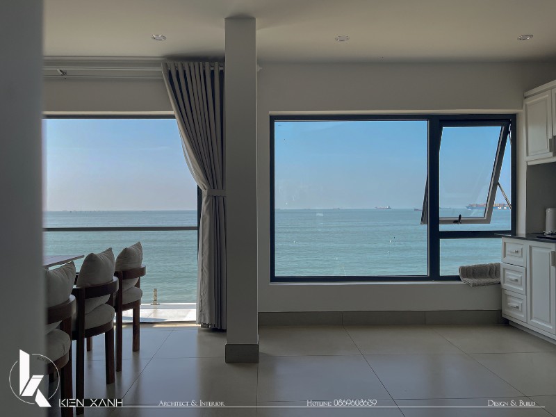 Cửa số và ban công lớn đón được ánh sáng tự nhiên vào nhà tối đa
