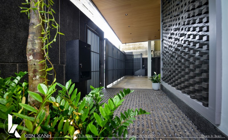 Sân và lối đi vào rộng thoáng, trồng nhiều cây xanh