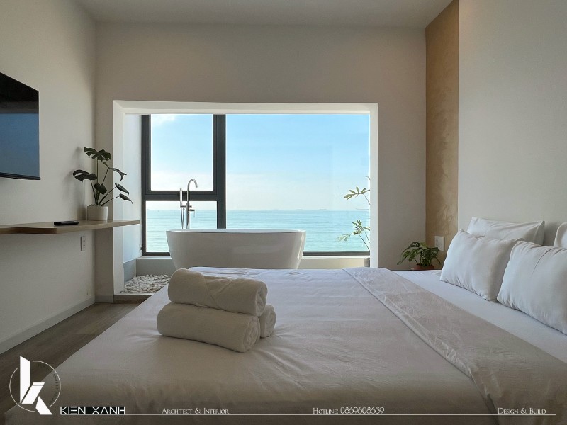 Sự kết hợp giữa nội thất gỗ nhẹ nhàng và cửa kính lớn mang lại không gian mở, đón ánh sáng tự nhiên