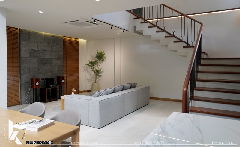 Cầu thang rộng, thiết kế đơn giản