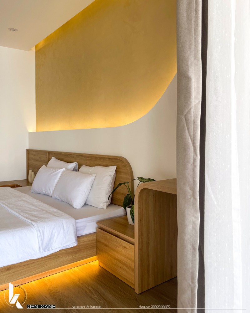 Phòng ngủ được ốp sàn gỗ mang lại không gian ấm áp, dễ chịu