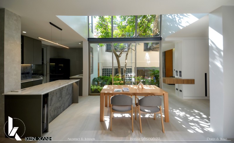 Khu vực bếp và bàn ăn