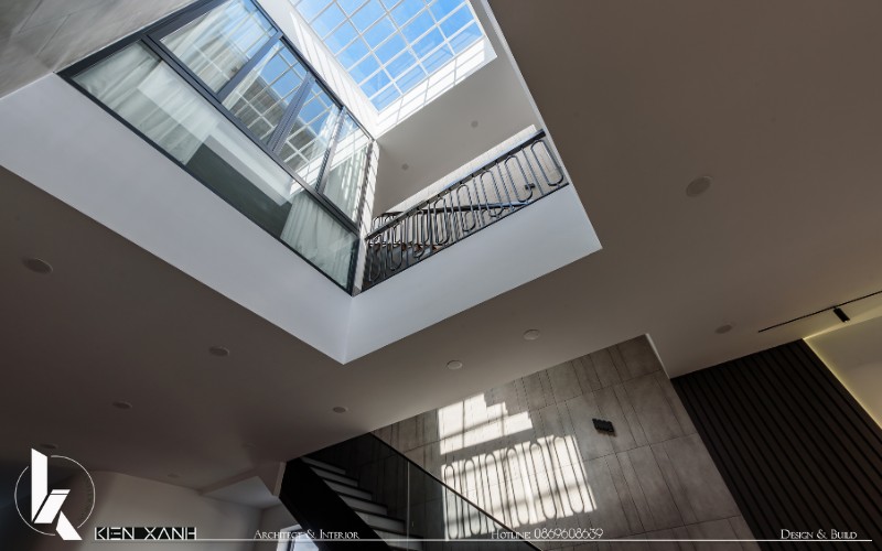 Giếng trời tạo ra một điểm nhấn kiến trúc độc đáo, giúp ngôi nhà trở nên hiện đại và tinh tế hơn