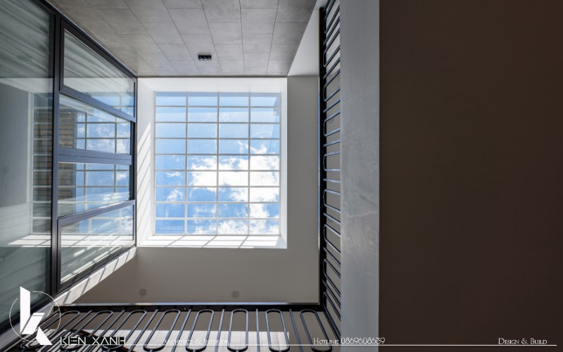 Thiết kế giếng trời mang đến không khí trong lành, giúp lưu thông gió hiệu quả, tạo cảm giác thoải mái, dễ chịu