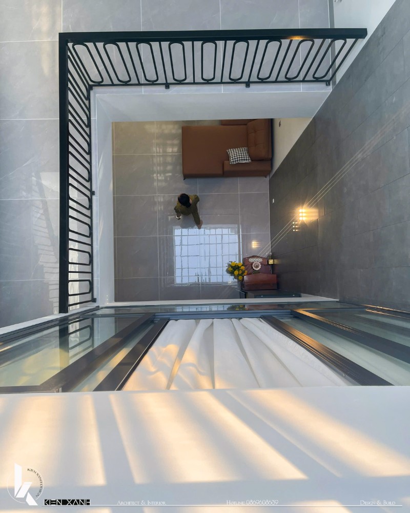 Không gian nhà trong lành, thoáng mát hơn nhờ thết kế giếng trời đón nắng