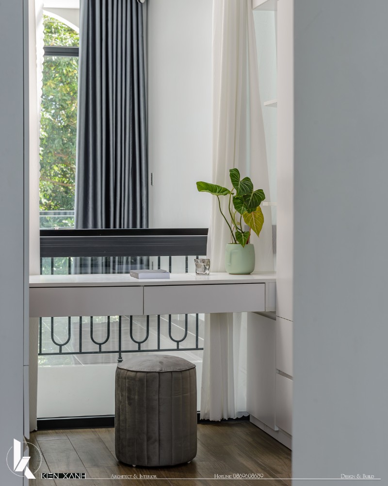 Phòng ngủ master rộng rãi với ánh sáng tự nhiên từ cửa sổ lớn và ban công