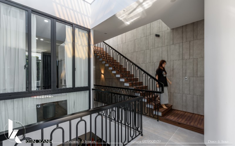 Không khí luôn được lưu thông tốt nhờ sự thông thoáng từ giếng trời, giúp nhiệt độ trong nhà mát mẻ