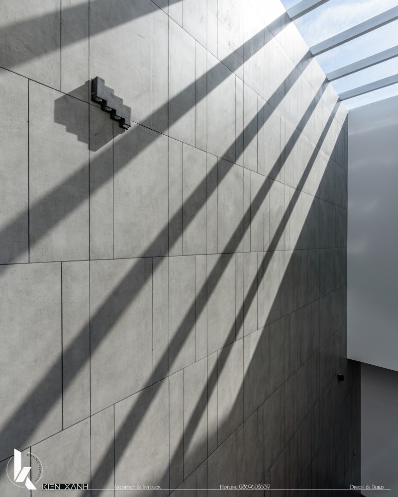 Giếng trời làm giảm sự phụ thuộc vào hệ thống chiếu sáng nhân tạo, giúp tiết kiệm điện năng và bảo vệ môi trường