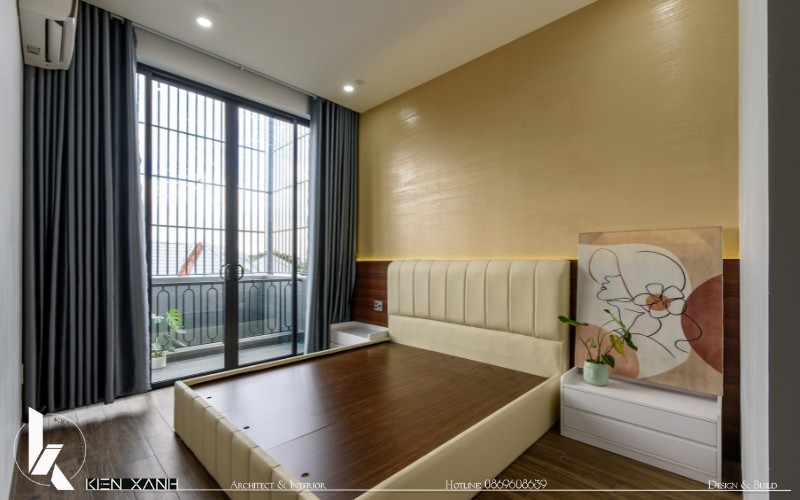 Phòng ngủ master rộng rãi với sàn gỗ ấm áp, tạo cảm giác gần gũi và thư giãn ngay khi bước vào