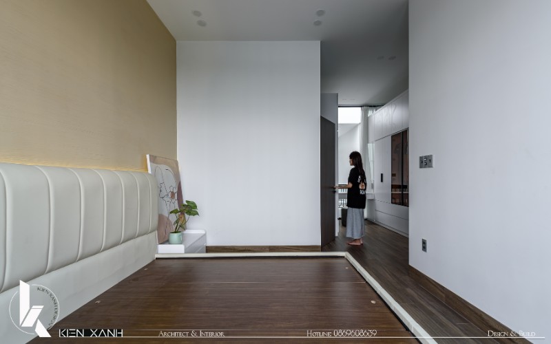 Sàn gỗ kết hợp với thiết kế hiện đại mang lại sự ấm cúng, tạo nên một không gian sang trọng và thanh thoát