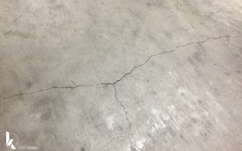 Rất nhiều trường hợp sàn bê tông mới làm đã bị nứt